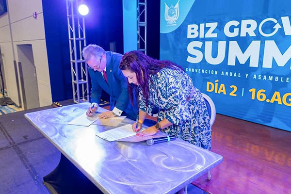 UNIB and the United Retailers Center join forces to promote business education in Puerto Rico